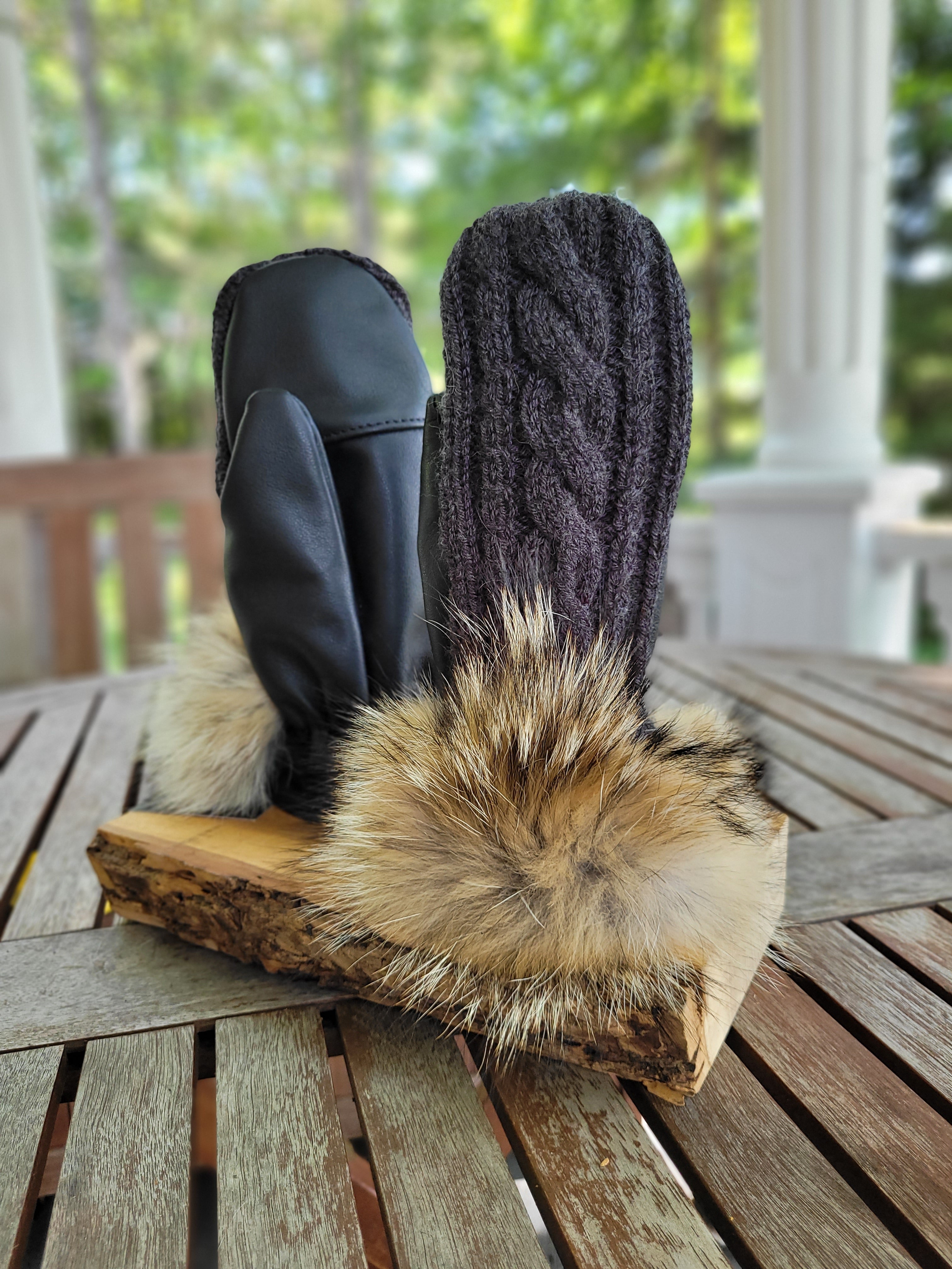 Mitaines de cuir, tricot et fourrure de coyote