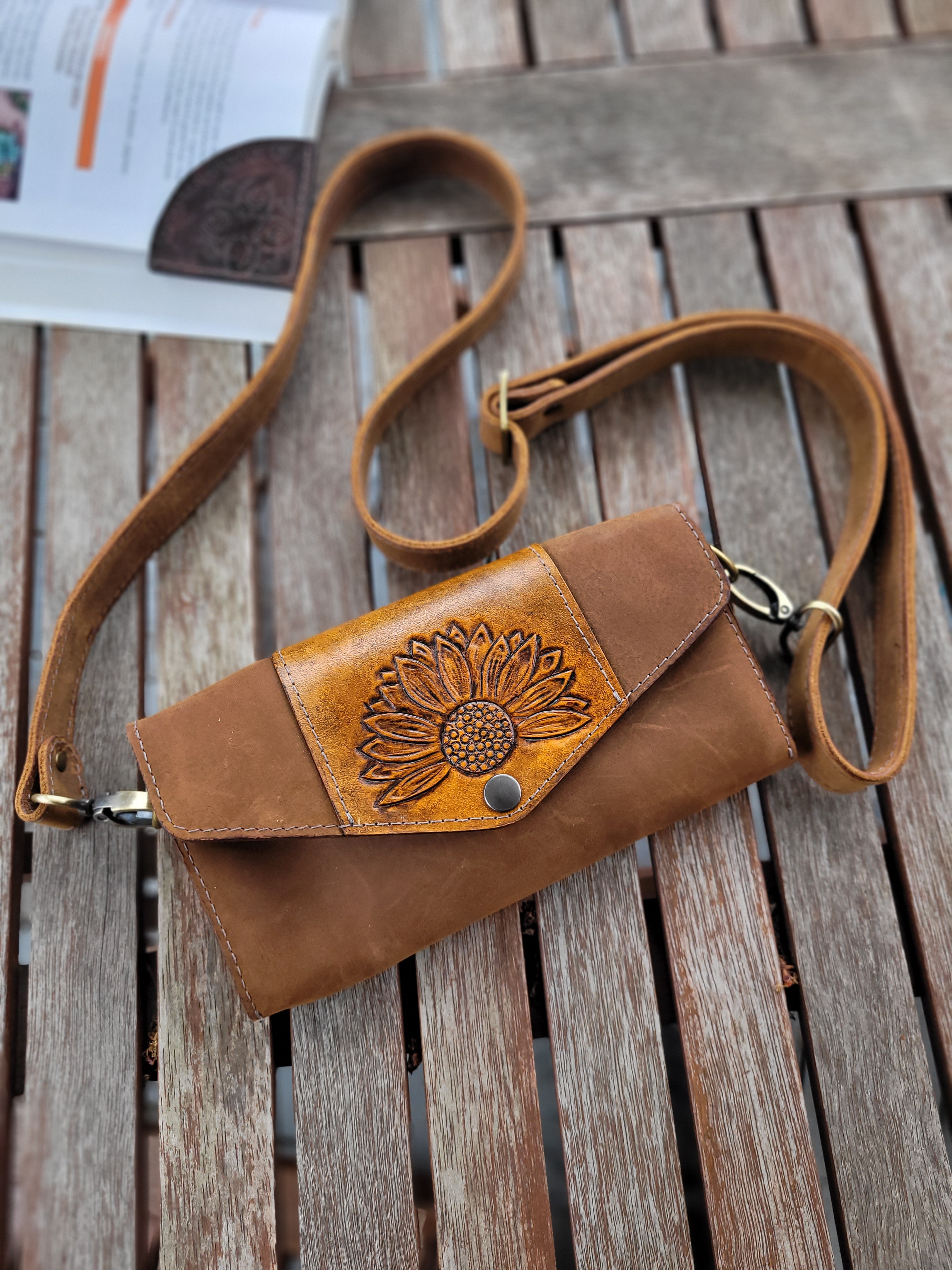 Sacoche en cuir repoussé