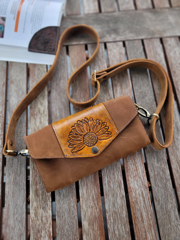 Sacoche en cuir repoussé