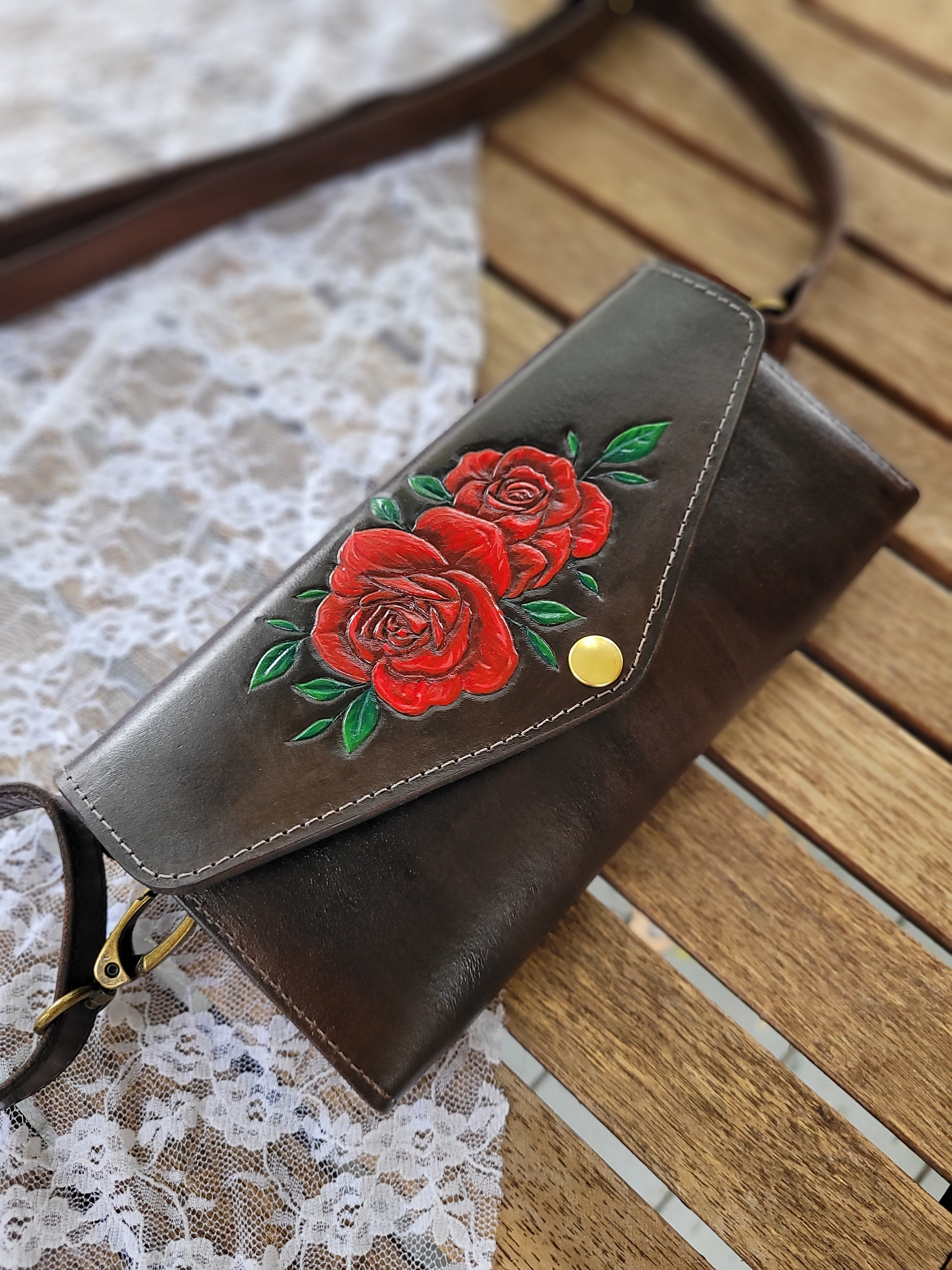 Sacoche portefeuille en cuir – Roses rouges