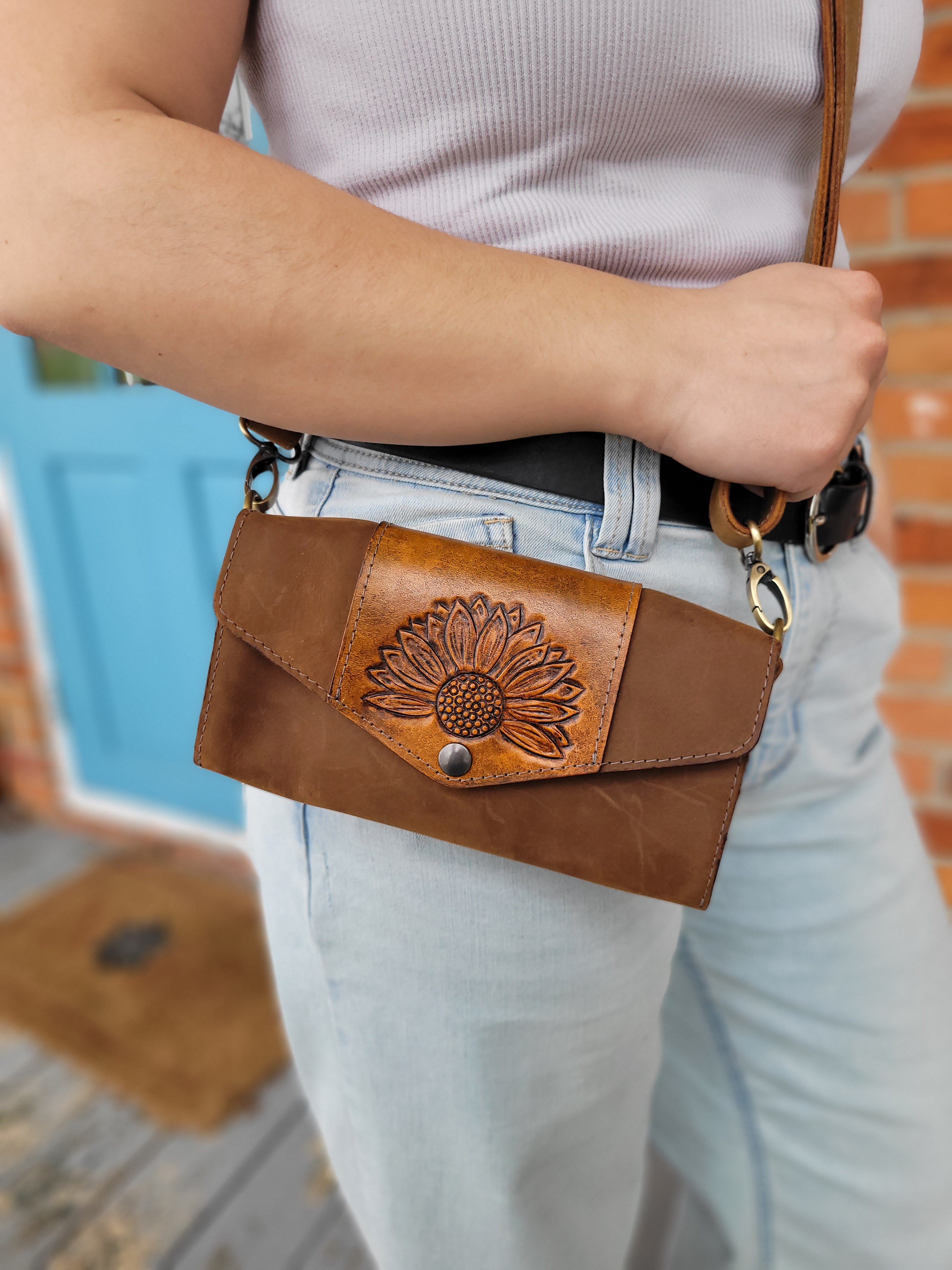 Sacoche en cuir repoussé