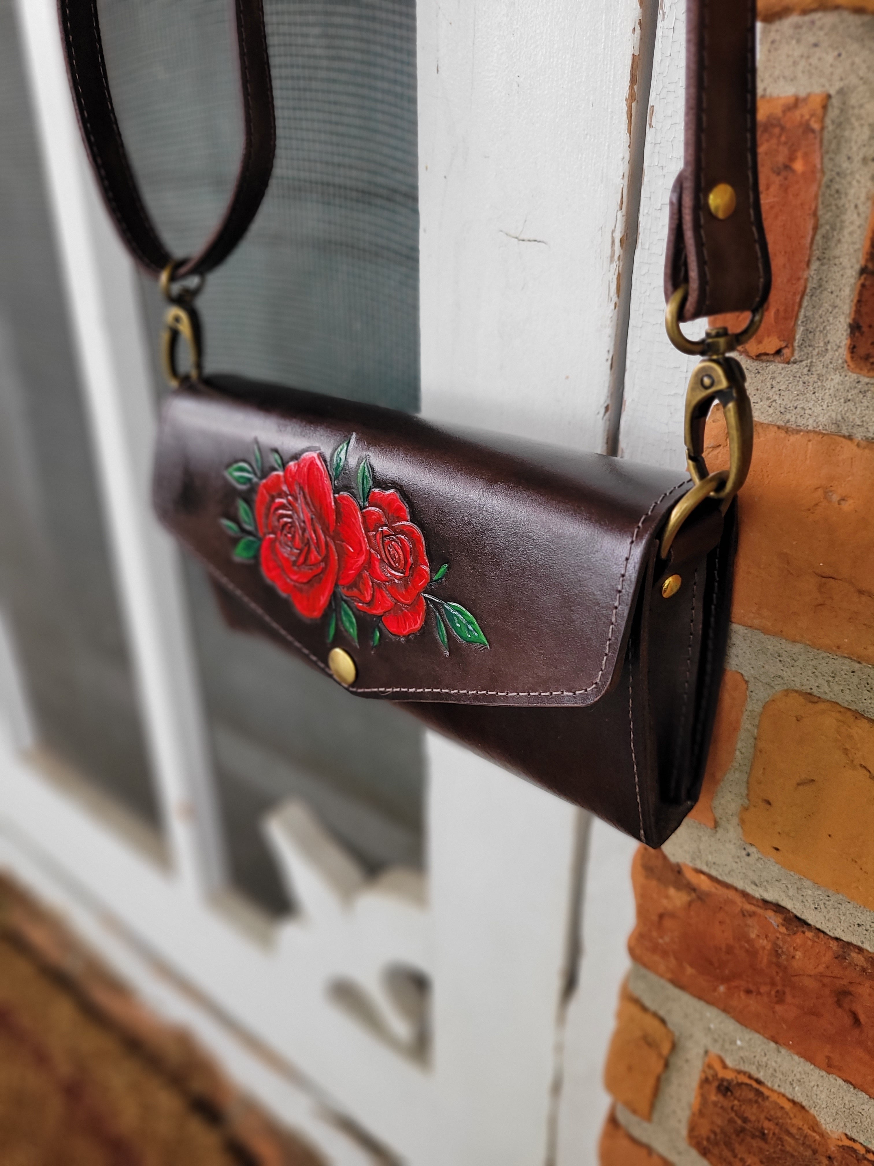 Sacoche portefeuille en cuir – Roses rouges